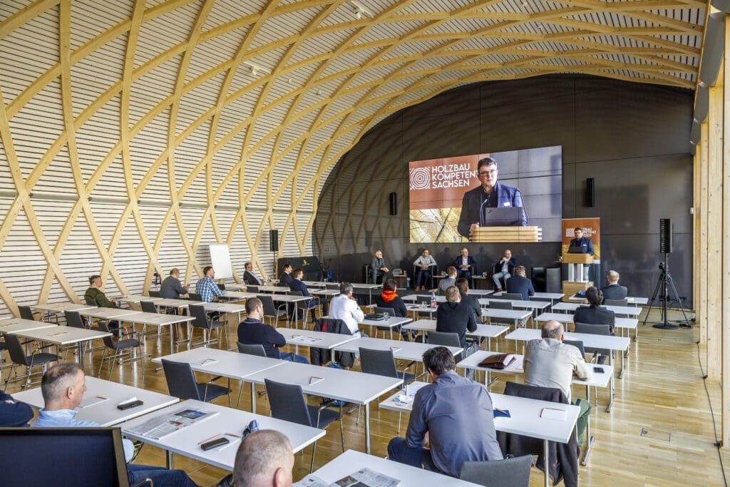 Erste Hybrid-Veranstaltung im Institut für Holztechnologie 6 Holzbau Kompetenz Sachsen GmbH – HKS BauenmitHolz