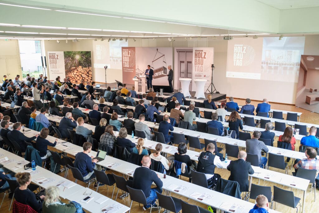 2. Sächsischer Holzbautag: Erfolgreiche Fachtagung setzt Fokus auf wegweisende Projekte und Entwicklungen 3 Holzbau Kompetenz Sachsen GmbH – 20240418 Holzbautag2 MS