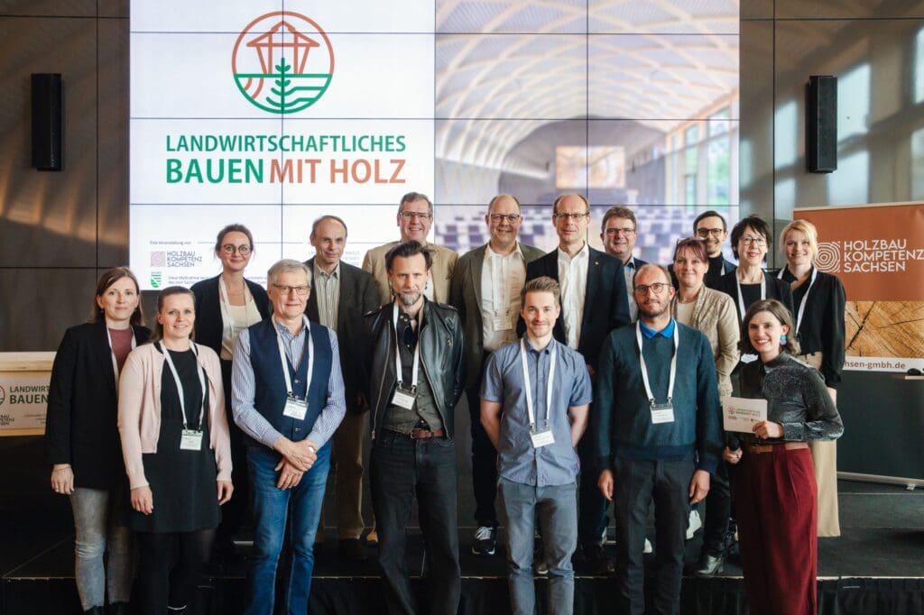 Informieren, inspirieren und vernetzen rund um den Holzbau in der Landwirtschaft. 1 Holzbau Kompetenz Sachsen GmbH – 20250410 130159 CJ scaled 1