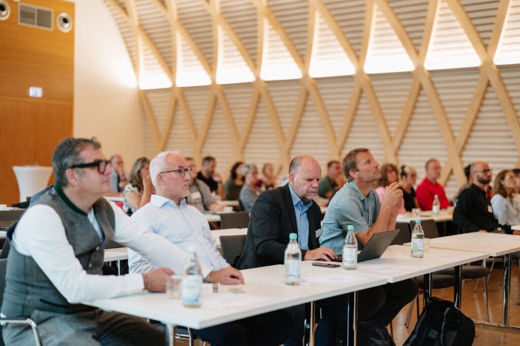Hybrid-Seminar zur neuen Holzbaurichtlinie für die sächsischen Genehmigungsbehörden ein Erfolg 1 Holzbau Kompetenz Sachsen GmbH – HKS 2025 09 05 MHolzbauRL 26