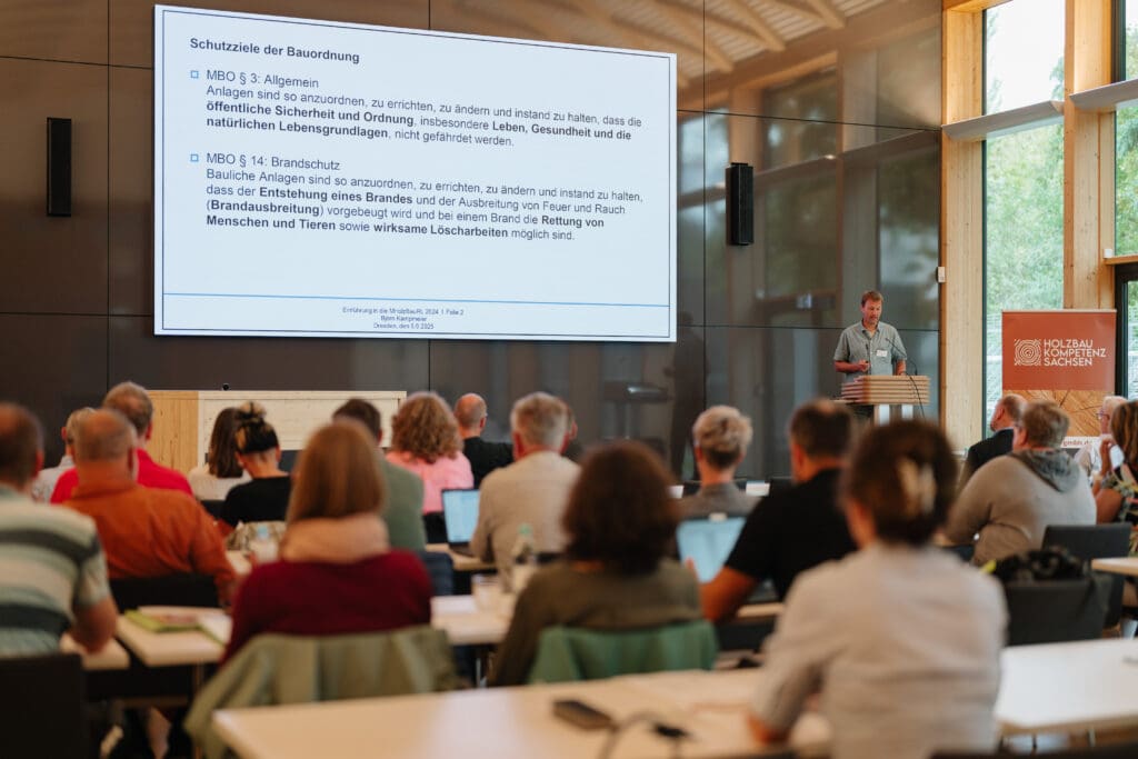 Hybrid-Seminar zur neuen Holzbaurichtlinie für die sächsischen Genehmigungsbehörden ein Erfolg 2 Holzbau Kompetenz Sachsen GmbH – HKS 2025 09 05 MHolzbauRL 40