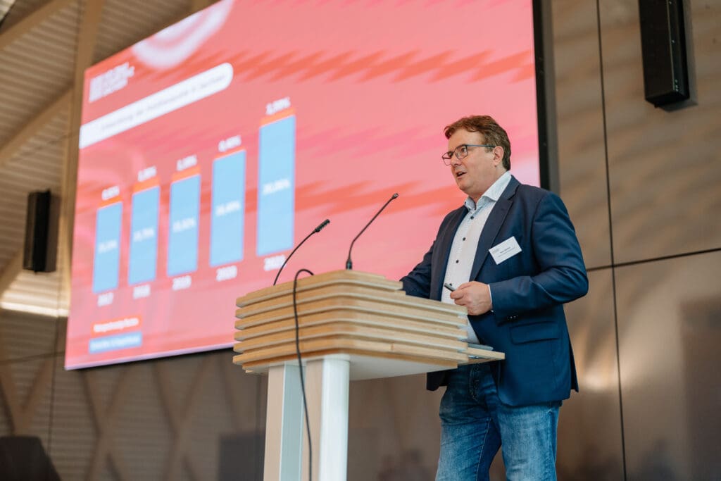 Hybrid-Seminar zur neuen Holzbaurichtlinie für die sächsischen Genehmigungsbehörden ein Erfolg 1 Holzbau Kompetenz Sachsen GmbH – HKS 2025 09 05 MHolzbauRL SocialMedia 6