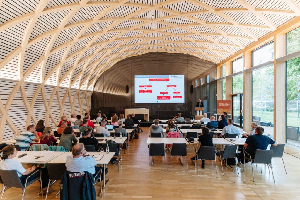 Hybrid-Seminar zur neuen Holzbaurichtlinie für die sächsischen Genehmigungsbehörden ein Erfolg 3 Holzbau Kompetenz Sachsen GmbH – HKS 2025 09 05 MHolzbauRL SocialMedia 8
