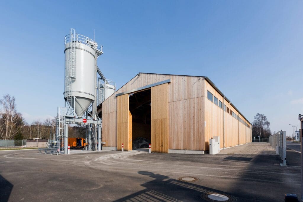 Holzbau Kompetenz Sachsen GmbH &ndash; 180223 LE Streuguthalle 20 scaled 1
