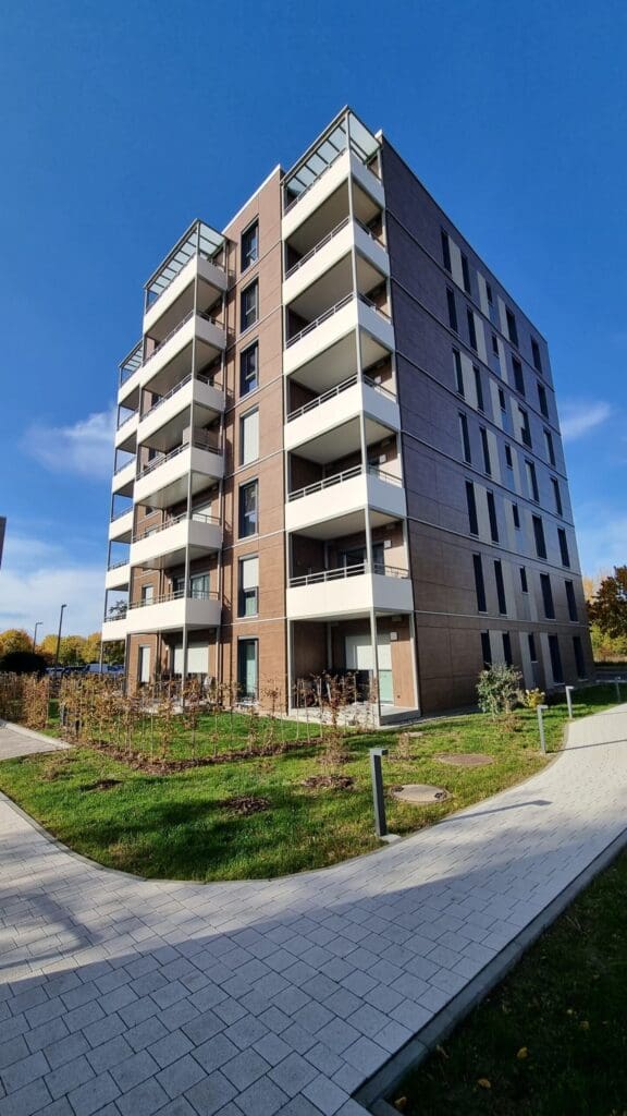 Holzbau Kompetenz Sachsen GmbH &ndash; Foto 1 Suedfassade mit Balkon scaled 1